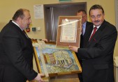 Kończącemu kadencję rektorska prof. Wacławowi Wierzbieńcowi, burmistrz przekazał okolicznościowy list oraz obraz.