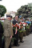 Uczestnicy obchodów złożyli kwiaty pod tablicą upamiętniającą udział żołnierzy Garnizonu Jarosław w misjach i operacjach międzynarodowych