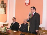W secesyjnej sali narad UM studentów powitał burmistrz Andrzej Wyczawski