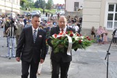 Przybyłe delegacje złożyły kwiaty pod Pomnikiem Bohaterów i Ofiar II Wojny Światowej.