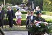 Kwiaty pod pomnikiem złożył m.in. zastępca burmistrza Marcin Zaborniak