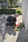 Zastępca burmistrza Wiesław Pirożek złożył kwiaty pod pomnikiem Walk i Męczeństwa w Jarosławiu | Fot.  Iga Kmiecik