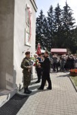 Delegacja węgierska składa kwiaty pod tablicą i nowym popiersiem na elewacji kościoła - przypominającymi pobyt księcia Franciszka II Rakoczego w murach klasztornych podczas emigracji.