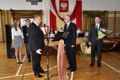 Podziękowania burmistrza Waldemara Palucha i zastępcy Wiesława Pirożka dla dyrektora, Adama Kroczka.