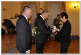 16 osób zostało wyróżnionych Honorowymi Odznakami "Za Zasługi Dla Jarosławskiej Oświaty"...