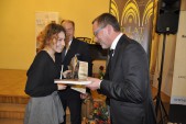 Nagrodę za zdobycie I miejsca w kategorii twórczość własna (szkoły ponadgimnazjalne) odbiera Katarzyna Mielnikiewicz.