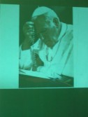 Otwarciu wystawy towarzyszył pokaz slajdów z wizerunkiem Papieża Jana Pawła II.