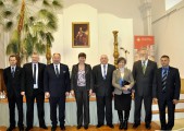 Pamiątkowe zdjęcie jarosławskiej delegacji z Konsulem Generalnym Węgier dr hab. Adrienne Körmendy oraz przedstawicielami ze Saropatak.