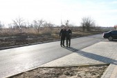 Wybudowano jednojezdniowy odcinek drogi o dwóch pasach ruchu,  szerokości 5 m z  jednostronnym chodnikiem z kostki brukowej.