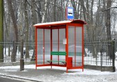 Nowa wiata przystankowa na ul. Bandurskiego (przy ogrodzeniu parku miejskiego), w ciągu drogi powiatowej. | Fot.  Paweł Wolontkowski
