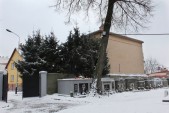 Kamera monitoruje boczną bramę Starego Cmentarza od ul. Narutowicza.