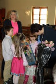 Dyrektor Korczewska otrzymała piękny pamiątkowy portret wykonany własnoręcznie przez dzieci