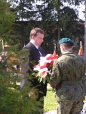Wiceburmistrz Bogdan Wołoszyn składa kwiaty pod Krzyżem Golgoty Jarosławskiej.