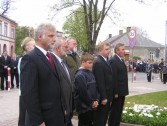 Składająca wieńce pod Pomnikiem delegacja Rady Miasta Jarosławia.
