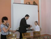 Burmistrz wręcza dyplomy uczestnikom konkursu.
