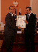 Burmistrz Andrzej Wyczawski i primator Vladimir Kostilnik otrzymali pamiątkowe certyfikaty