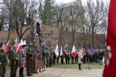 Po Mszy św. uroczystość rozpoczęła się przed pomnikiem kpt. Władysława Koby.