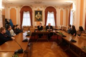 W pierwszym spotkaniu młodych radnych wziął udział burmistrz Waldemar Paluch | Fot.  Iga Kmiecik