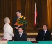 Zofia Garczyńska otrzymuje kwiaty od burmistrza