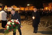Złożenie kwiatów pod tablicą upamiętniającą św. Jana Pawła II...