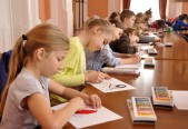 40 uczniów klas IV szkół podstawowych w sali narad UM przygotowywało prace plastyczne nt. uzależnień. | Fot.  M. Młynarska