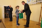 Zastępca burmistrza wręczył nagrody i dyplomy laureatom konkursu plastycznego