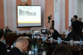 Dyrektor RMI Rafał Młynarski przedstawił raport o stanie dróg miejskich w postaci prezentacji multimedialnej