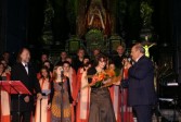 Kwiaty od zastępcy burmistrza St. Misiąga były wyrazem wdzięczności dla artystów: Ewy Urygi, Doroty Osińskiej, Marka Bałaty oraz chóru