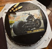 Z tej wyjątkowej okazji przygotowano specjalny tort uwzględniający pasję motoryzacyjną Jubilata | Fot.  Ewa Kłak-Zarzecka