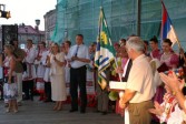 Zastępca burmistrza Bogdan Wołoszyn wręczył pamiątkowe upominki zespołom folkowym