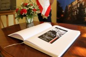 W dniach 12-15.09 w Ratuszu wyłożona była księga kondolencyjna, wpis można było złożyć również w dniu uroczystości w bazylice oo. dominikanów. | Fot.  Małgorzata Młynarska