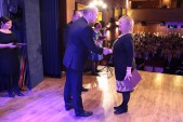 Nagrodzeni pracownicy jarosławskiej oświaty odbierali nagrody z rąk burmistrza Waldemara Palucha oraz zastępcy Dariusza Tracza