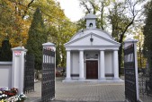 Kaplica cmentarna z 1832 r. - pierwsza poważna inwestycja na cmentarzu od jego założenia w 1784 r. Obiekt fundacji Franciszki Gneiser. | Fot.  Fot. Małgorzata Młynarska