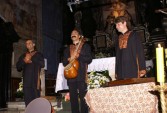 Muzycy grali na tradycyjnych, oryginalnych instrumentach, tj.: santur, tombak, tar, setar, ney.