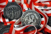 Medale czekają już na uczestników jarosławskiego Biegu Tropem Wilczym - Pamięci Żołnierzy Wyklętych. | Fot.  M. Młynarska