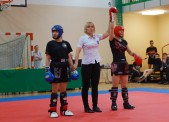 Pierwsza od prawej: Katarzyna Świzdor - złota medalistka Mistrzostw Małopolski w kickboxingu w formule kick light.