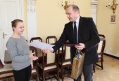 Wyróżnienie w kategorii ponadgimnazjalnej Natalia Kulas odebrała dzień później (5.03) z rąk zastępcy burmistrza Dariusza Tracza.