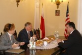 Ambasador USA Victor Ashe i Iwona Sadecka w gabinecie burmistrza Andrzeja Wyczawskiego