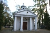 Kaplica cmentarna na Starym Cmentarzu z 1831 r. fundacji Franciszki Gneiser, wdowy po Fryderyku poruczniku c.k. Komisji Ekonomicznej w Jarosławiu.