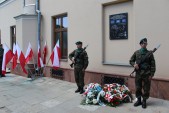 Tablica upamiętniająca uczestników misji pokojowych ONZ umieszczona na elewacji jarosławskiego ratusza | Fot.  Iga Kmiecik