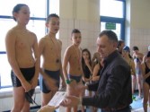 Nagrody w zawodach pływackich wręczył dyrektor MOSiR Jacek Stalski