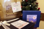 Pakiety pamiątkowe przekazane przez Burmistrza Miasta Jarosławia, które będzie można wylicytować na aukcjach internetowych... | Fot.  Małgorzata Młynarska