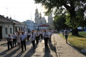 Po Mszy św. w asyście Jarosławskiej Orkiestry Dętej "Laudate Dominum" wszyscy przeszli przed kamienicę przy ul. Jana Pawła II 32....