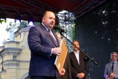 Burmistrz Waldemar Paluch wręczył bp. Stanisławowi Jamrozkowi obraz z fragmentem odsłoniętego muralu, w podziękowaniu za udział w uroczystościach...