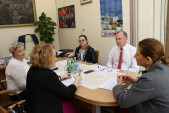 Poranne spotkanie w gabinecie burmistrza miasta z dyrektorami podległych instytucji ws. zorganizowania dodatkowych zajęć dla uczniów.