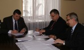 Umowę podpisują: burmistrz Andrzej Wyczawski, prezes JPB Budexim S.A. Janusz Bendyk i członek Zarządu Spółki Bronisław Streńczak