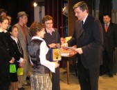 Burmistrz Andrzej Wyczawski wręcza nagrodę najlepszej wykonawczyni piosenki kresowej w kategorii gimnazjów - Ewelinie Mikoś