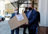 Dyrektor Zakładu Lear Corporation w Jarosławiu Andrzej Narolski przekazuje dostawę bezpłatnych maseczek burmistrzowi miasta Waldemarowi Paluchowi.