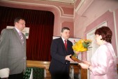 Burmistrz Andrzej Wyczawski oraz zastępca burmistrza Bogdan Wołoszyn wręczają kwiaty dyrektorce MBP Elżbiecie Tkacz
