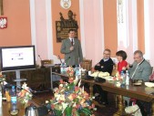 Zastępca Burmistrza Miasta Jarosławia Bogdan Wołoszyn podczas prezentacji multimedialnej ukazującej walory turystyczne Jarosławia.
